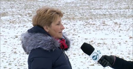 “W mroźny dzień przychodzi po jedzenie nawet 4 razy”. Bocian Bartek na zimę został w Polsce