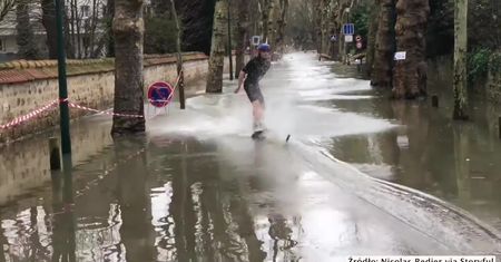 Wakeboarding w środku miasta nie na rzece, a zalanej ulicy? W Paryżu to możliwe, a wszystko z powodu powodzi