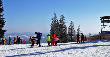 70 proc. Polaków spędzi ferie na nartach. GOPR w specjalnie przygotowanych zimowych miasteczkach będzie uczył zasad bezpieczeństwa na stoku 2018