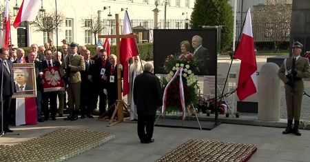 Apel smoleński przez Pałacem Prezydenckim. J. Kaczyński złożył kwiaty pod zdjęciem brata