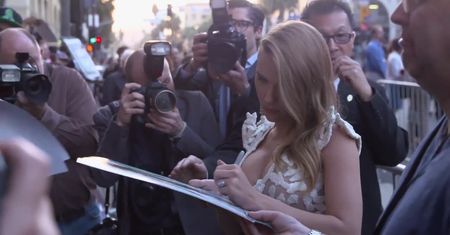 Samolotowa wpadka Scarlett Johansson. Jeden z pasażerów wszedł do toalety, z której korzystała aktorka