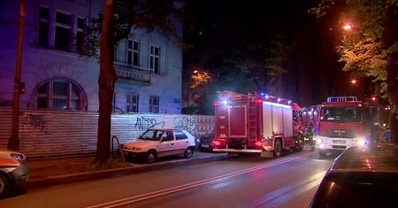 Pomagali mieszkańcom wydostać się z płonącej kamienicy w Poznaniu. Policjanci w szpitalu
