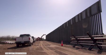 Postawiono pierwsze elementy muru na granicy USA z Meksykiem