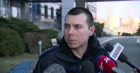 Kilkulatek sam na klatce schodowej w Katowicach. Policja odnalazła matkę