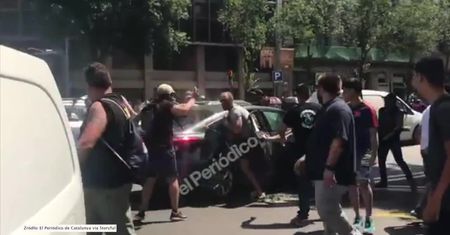 Protestujący taksówkarze w Barcelonie zaatakowali samochód i kierowcę używającego aplikacji do przewozu osób