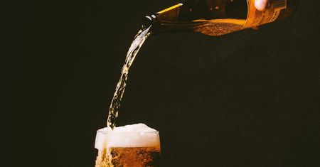Zakaz sprzedaży alkoholu w godzinach nocnych pomaga miastom dyscyplinować pijanych turystów. Pierwszy na ten krok zdecydował się Poznań