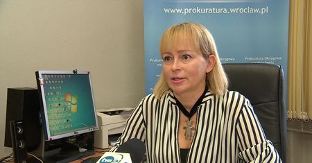 “Nie wiedział, że nie wolno bić dzieci”. Zarzuty dla rodziców, którzy znęcali się na trójką własnych dzieci
