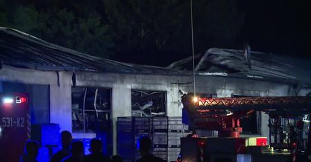 Pożar lakierni koło Kalisza. 14 osób zostało ewakuowanych, jedna trafiła do szpitala