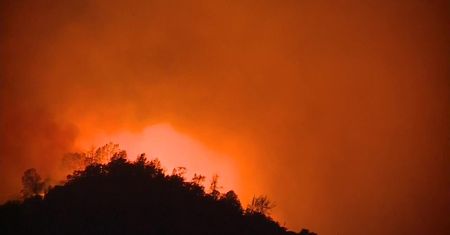 Kalifornia nękana przez pożary. Z żywiołem walczy ponad 1000 strażaków