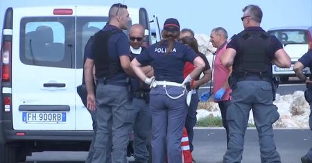 Włoska straż przybrzeżna przywiozła ponad 500 uchodźców do portu na Sycylii