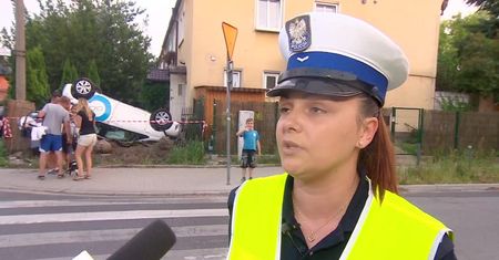 Chciał wejść driftem w zakręt, wylądował na ogrodzeniu. 18-latek z Poznania dachował w ogródku