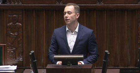 Parlament przegłosował nowy podatek paliwowy