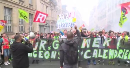 Nie ustają protesty w Paryżu. Tym razem na ulice wyszli kolejarze i uczniowie