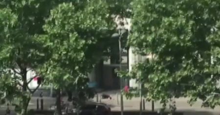 Napastnik z Liege zastrzelony przez policjantów. Drastyczne nagranie z Belgii