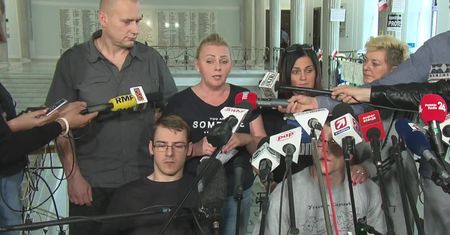 Protestujący: Marszałek Sejmu zakazał Kubie i Adrianowi wychodzenia na spacer