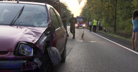 Zderzenie samochodu osobowego z motocyklem w Łódzkiem. Trzy osoby ranne