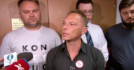 “Panowie korzystali ze swoich konstytucyjnych praw”. Obywatele RP uniewinnieni za protest przed Sejmem