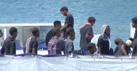 Statek ze 177 imigrantami czeka we włoskim porcie. Rząd nie chce się zgodzić, aby zeszli na ląd
