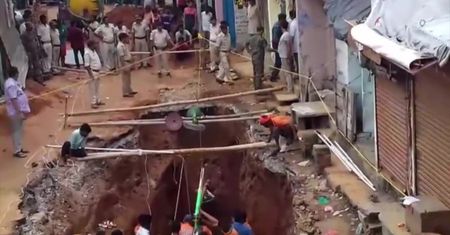 W Indiach uratowano 3-latkę, która wpadła do 30-metrowej studni. “Dziewczynka płakała, ale jest w dobrym stanie”