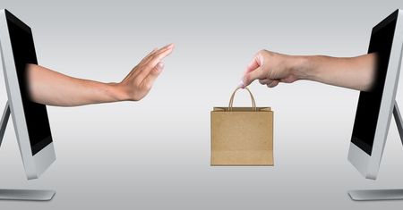Polacy coraz chętniej kupują online za granicą. Popularność zyskują chińskie sklepy, na czele z AliExpress
