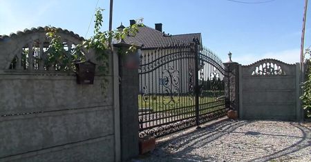 Zatrzymany za nielegalną produkcję papierosów komendant policji w Nadarzynie usłyszał prokuratorskie zarzuty