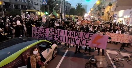 Protesty w Warszawie po orzeczeniu Trybunału Konstytucyjnego. Zablokowane ulice i ronda