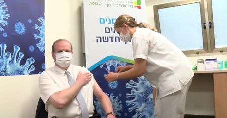 Izrael rozpoczął szczepienia przeciwko koronawirusowi.