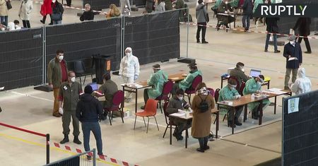 Masowe testowanie na koronawirusa w Wiedniu. Kolejki przed punktami wymazowymi