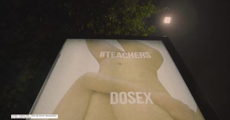 Plakaty z nagimi ciałami przed szkołami w Turynie. Wyraz solidarności z przedszkolanką, która padła ofiarą pornozemsty