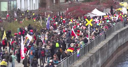 Polsko-niemiecka demonstracja przeciwników obostrzeń. “Marsz wolności” przeszedł ze Słubic do Frankfurtu nad Odrą