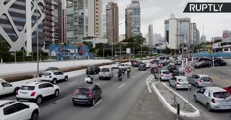 Ogromna kawalkada samochodów na ulicach Sao Paulo. Ze względu na pandemię Marsz dla Jezusa przyjął w tym roku zmotoryzowaną formę