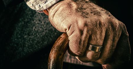 SENIOR ZASŁABŁ NA ULICY. POMOCY UDZIELIŁ MU SOCHACZEWSKI POLICJANT