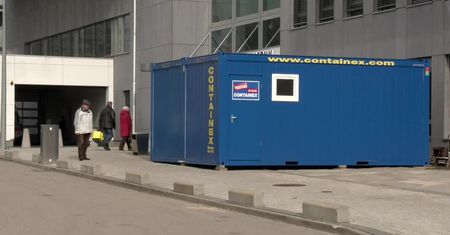 Wstępna weryfikacja zdrowia pacjentów w kontenerach przed szpitalem w Białymstoku