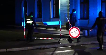 Czesi ustawiają betonowe zapory na przejściu granicznym z Niemcami. W kraju obowiązuje stan wyjątkowy