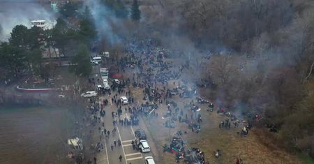 Uchodźcy maszerują w stronę granicy turecko-greckiej. Zdjęcia z drona pokazują dziesiątki osób