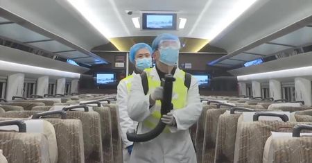Chiński transport publiczny walczy z epidemią koronawirusa. “Każdej nocy dezynfekujemy około 75 pociągów lub 600 autokarów”