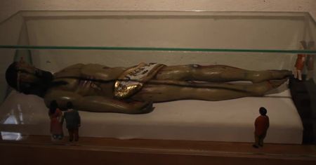 Rzeźbiarz z Meksyku ukończył pracę nad jedenastometrową drewnianą statuą Jezusa