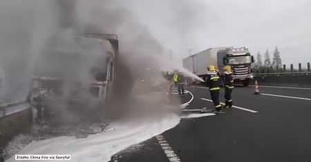 Pożar ciężarówki przewożącej świnie na autostradzie w Chinach. Uratowano jedno zwierzę