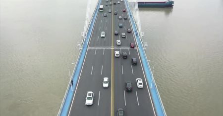 Dawno niewidziane sceny. Sznur samochodów na moście w Wuhan