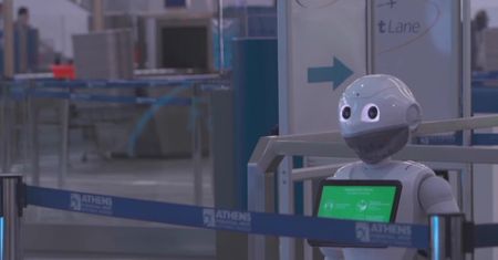 Na lotnisku w Atenach o zaleceniach sanitarnych przypominają podróżnym… roboty