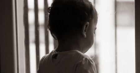 Dwuletnie dziecko niemal wypadło z okna stojąc na parapecie. Zareagowali świadkowie i policjanci