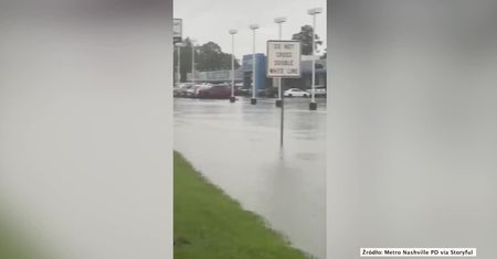 Powódź błyskawiczna w Teksasie. Samochody z trudem przejeżdżały przez zalane drogi