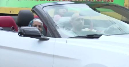 90-latka gwiazdą na Ukrainie. Staruszka daje popisy efektownej jazdy kabrioletem