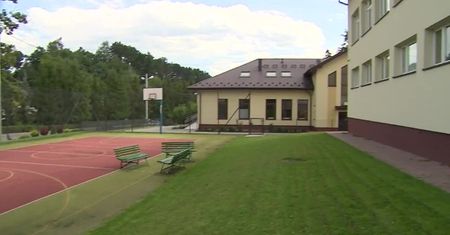 Jedna nauczycielka zakażona, ponad 20 osób na kwarantannie. W czterech małopolskich szkołach naukę rozpoczną zdalnie