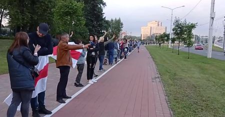 13-kilometrowy ”łańcuch pokuty” w Mińsku. Nie ustają protesty na Białorusi