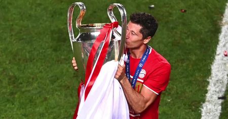 Robert Lewandowski milionerem, Lionel Messi miliarderem. Ile zarabiają najlepsi piłkarze?