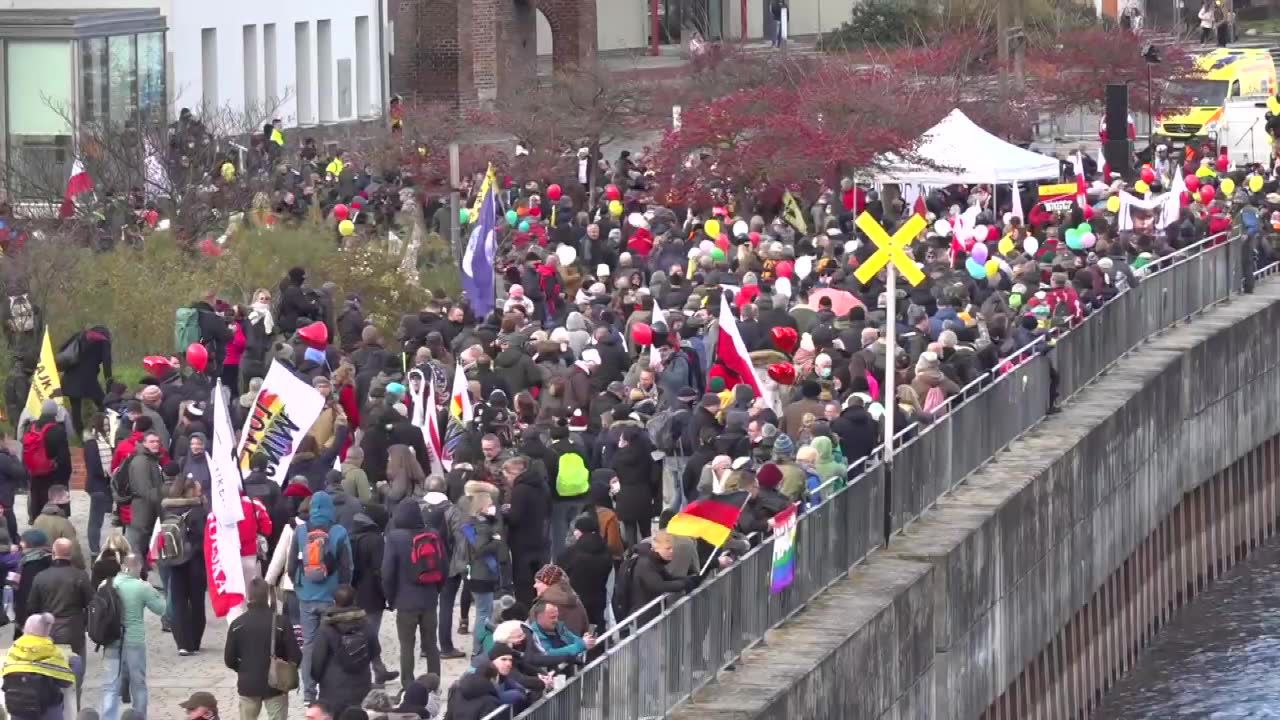 Polsko-niemiecka demonstracja przeciwników obostrzeń. “Marsz wolności” przeszedł ze Słubic do Frankfurtu nad Odrą