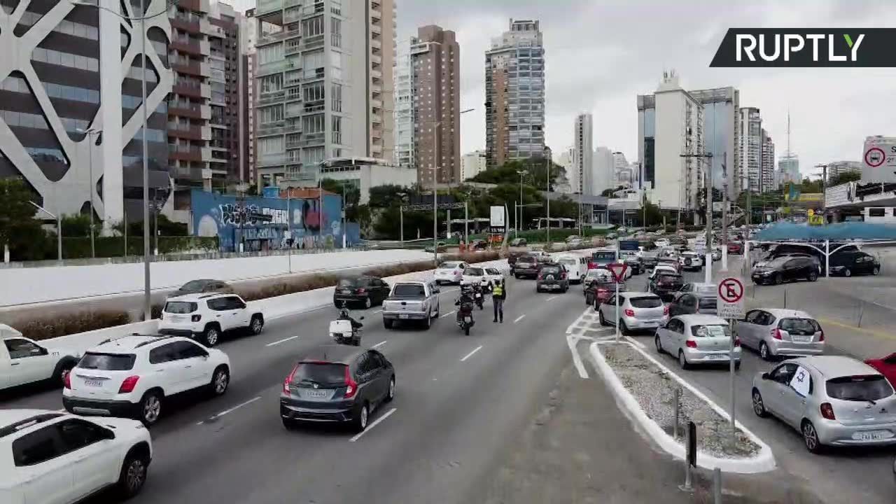 Ogromna kawalkada samochodów na ulicach Sao Paulo. Ze względu na pandemię Marsz dla Jezusa przyjął w tym roku zmotoryzowaną formę