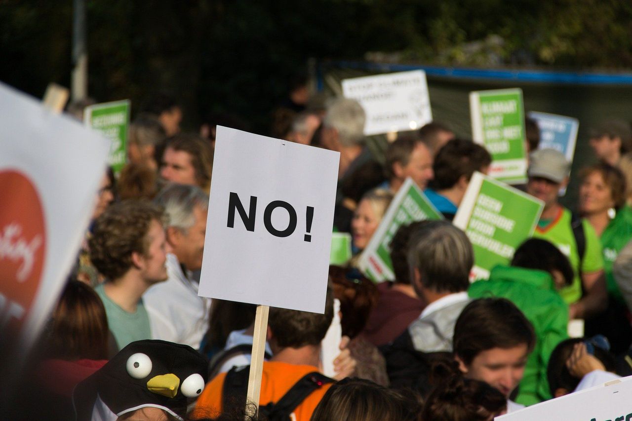 Protesty przeciw obostrzeniom epidemicznym w Europie