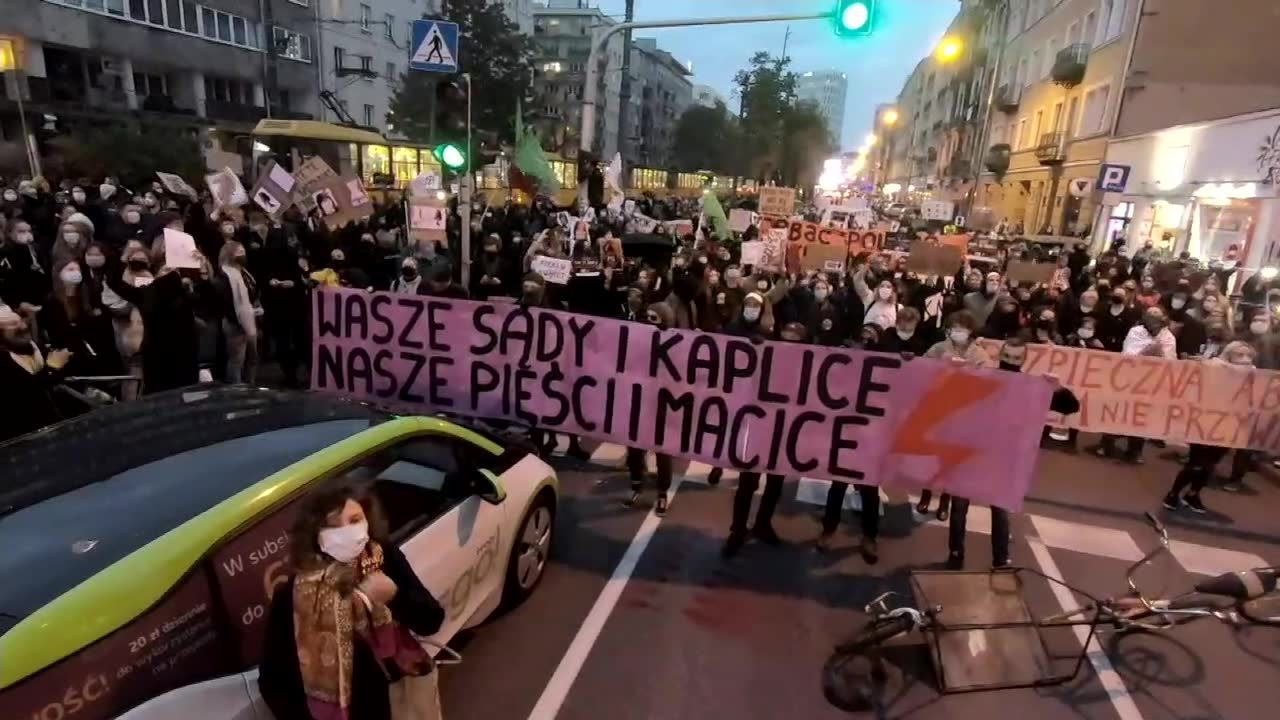 Protesty w Warszawie po orzeczeniu Trybunału Konstytucyjnego. Zablokowane ulice i ronda